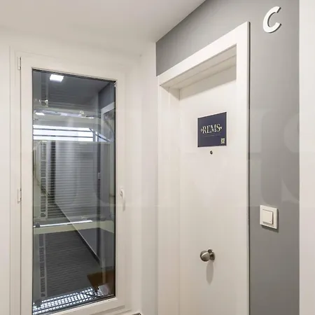 Modern Sky-rise Living With Pool And Parking Rems Malaga