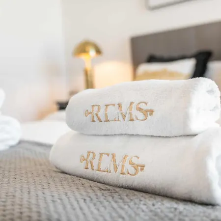 Apartment Modern Sky-rise Living With Pool And Parking Rems