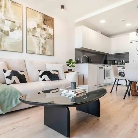 Apartment Modern Sky-rise Living With Pool And Parking Rems *