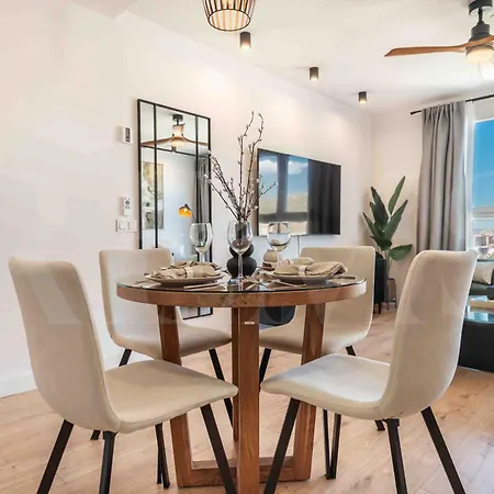 Apartment Modern Sky-rise Living With Pool And Parking Rems *