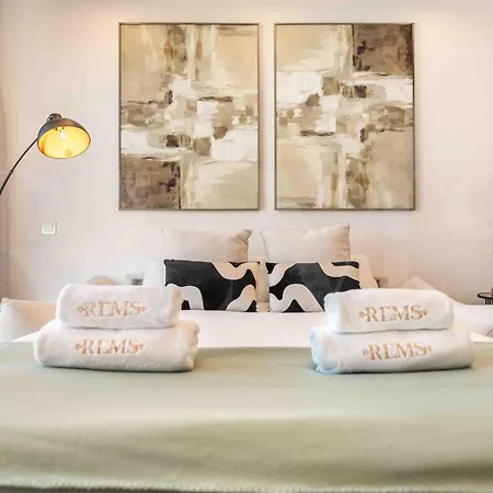 Modern Sky-rise Living With Pool And Parking Rems Apartment Malaga