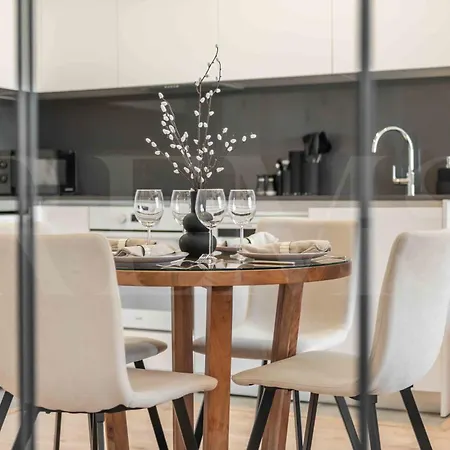 Modern Sky-rise Living With Pool And Parking Rems *