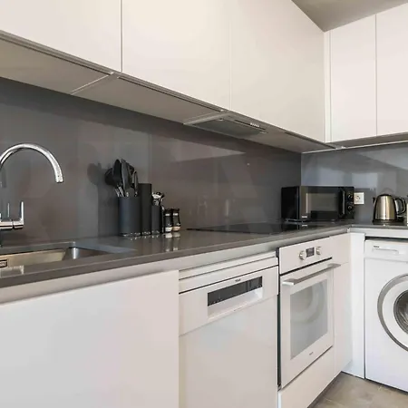 Modern Sky-rise Living With Pool And Parking Rems Apartment