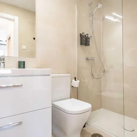 Apartment Modern Sky-rise Living With Pool And Parking Rems *