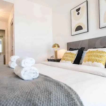 Modern Sky-rise Living With Pool And Parking Rems *