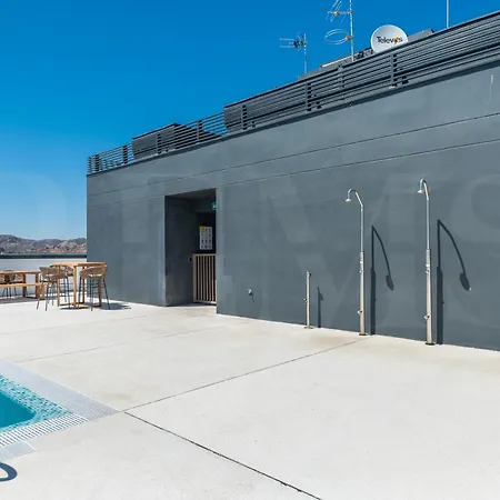 Apartment Modern Sky-rise Living With Pool And Parking Rems