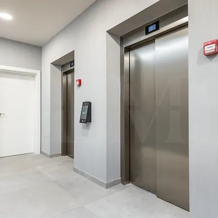 Modern Sky-rise Living With Pool And Parking Rems Malaga