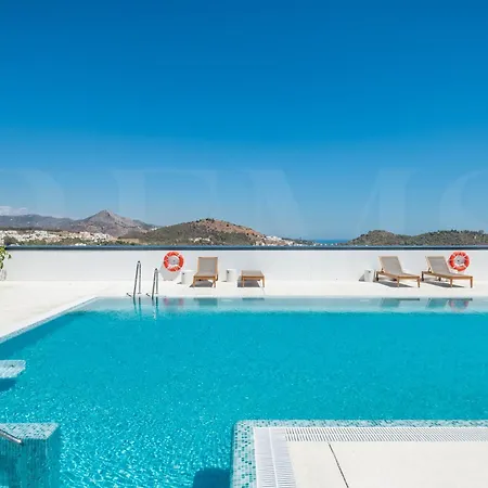Modern Sky-rise Living With Pool And Parking Rems Apartment *