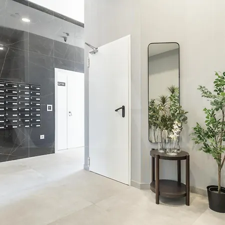 Modern Sky-rise Living With Pool And Parking Rems Apartment *