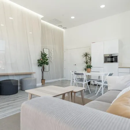 Modern Sky-rise Living With Pool And Parking Rems Apartment Malaga