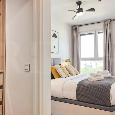 Apartment Modern Sky-rise Living With Pool And Parking Rems *